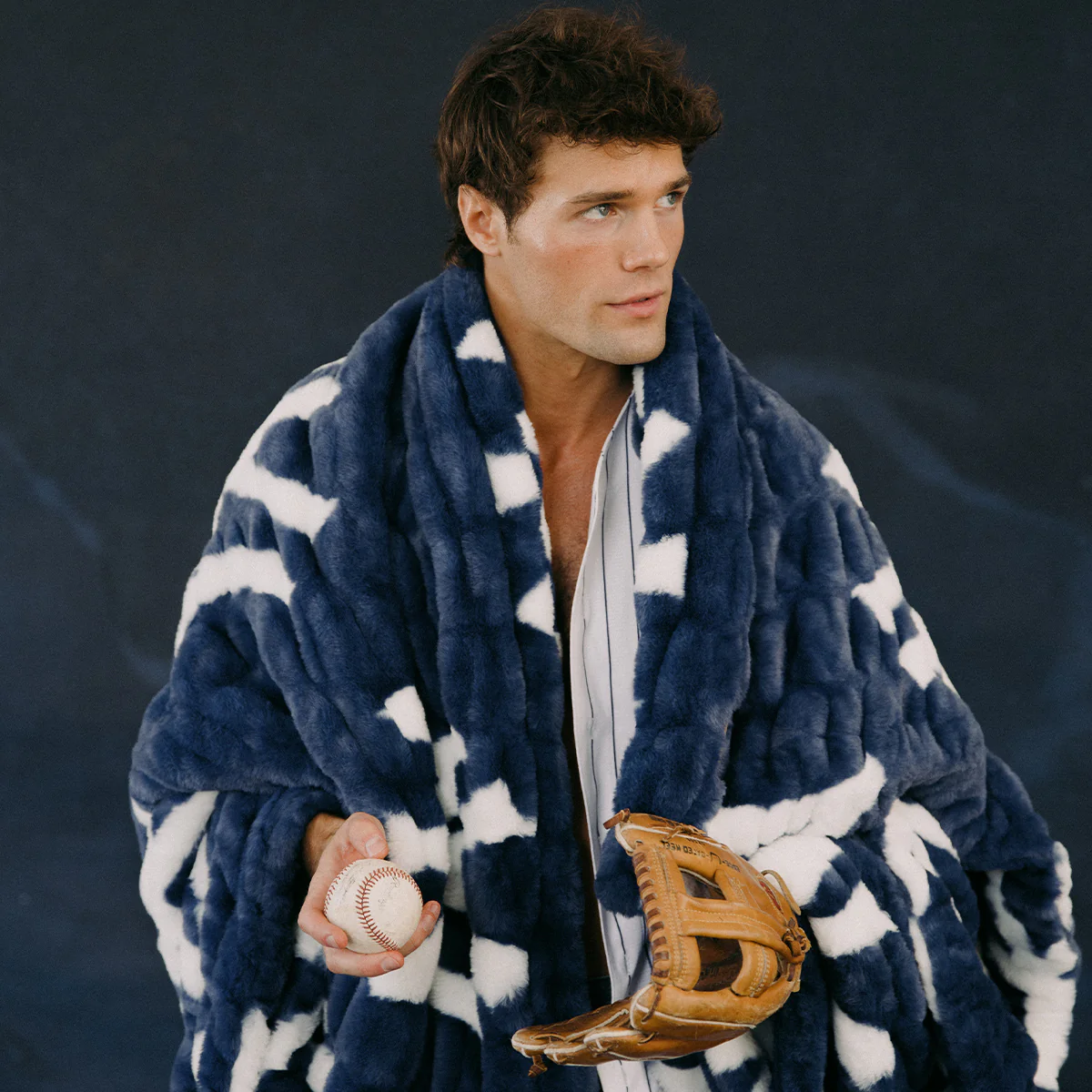 The Lola x New York Yankees™ Multi-Logo Blanket Navy - Image 3